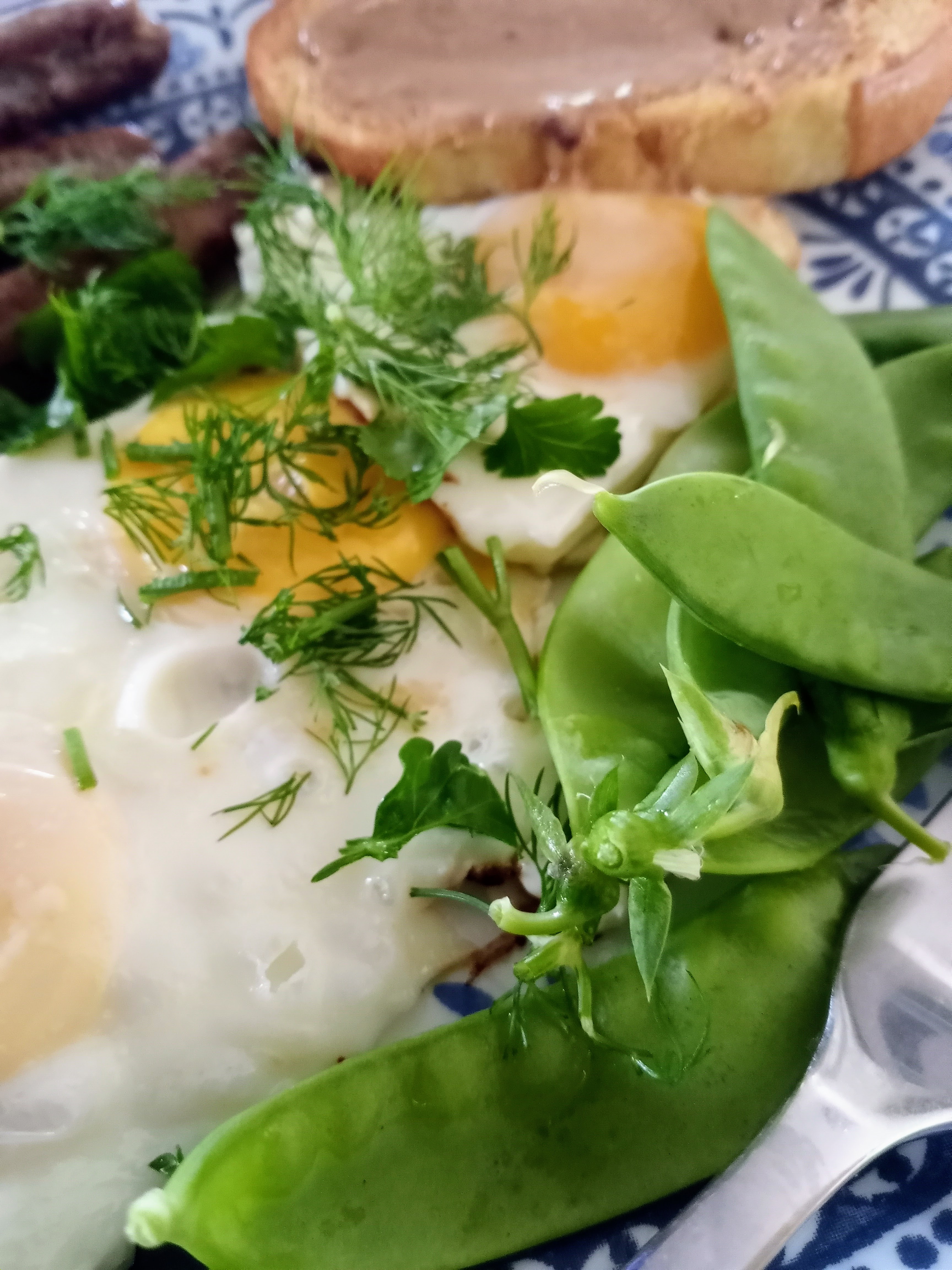 Peas with eggs